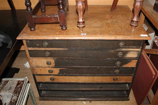 Oak plan chest